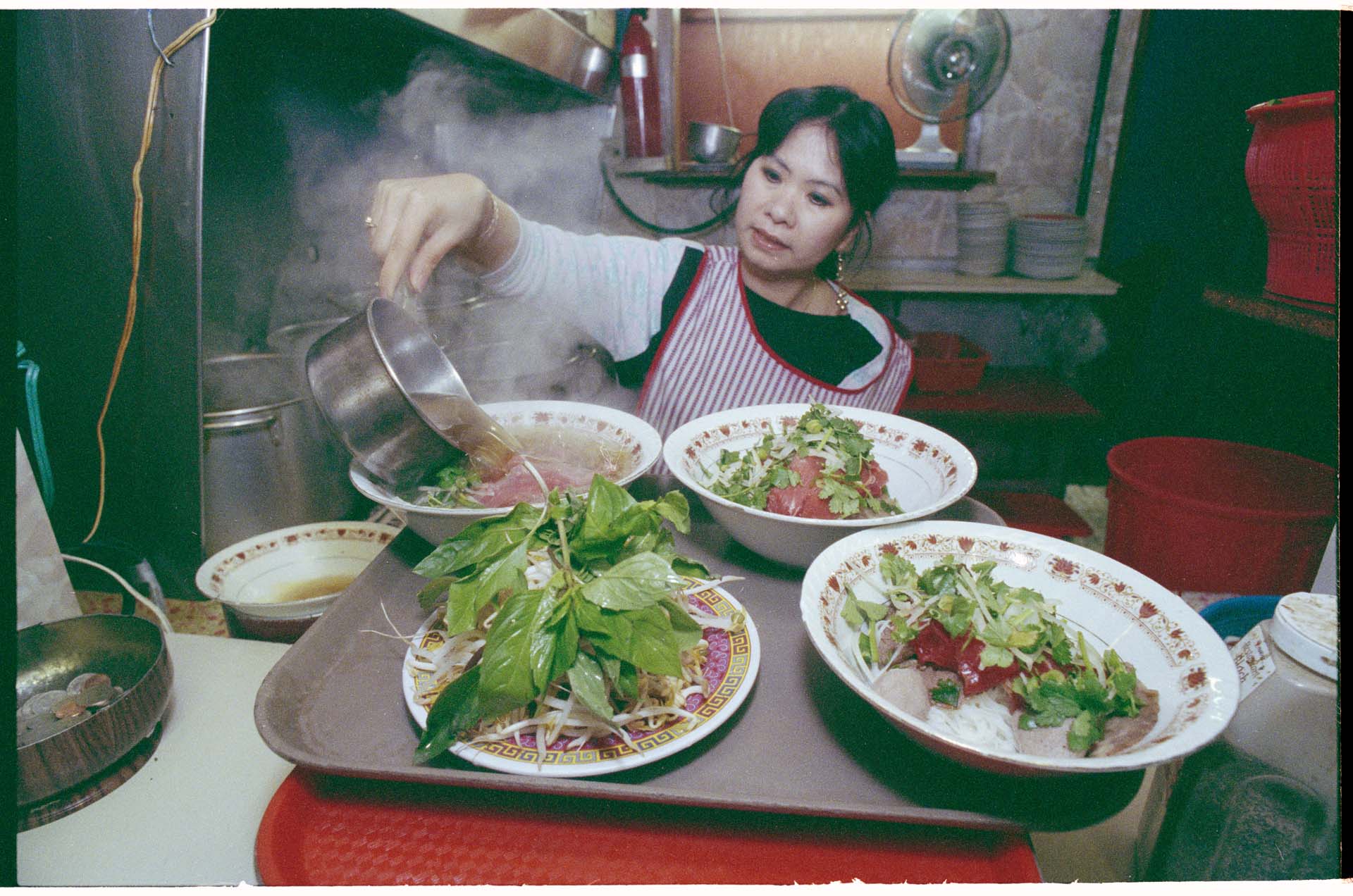 Image of Theresa Vu preparing bowls of pho at Phở Bắc restaurant, Seattle, January 14, 1993
