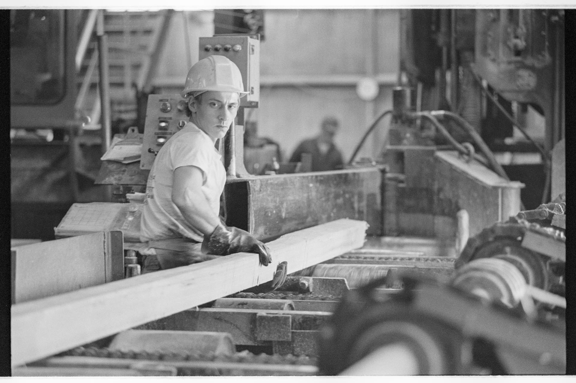 Image of Employee edging lumber at Barbee Mill Co., Renton, March 9, 1993
