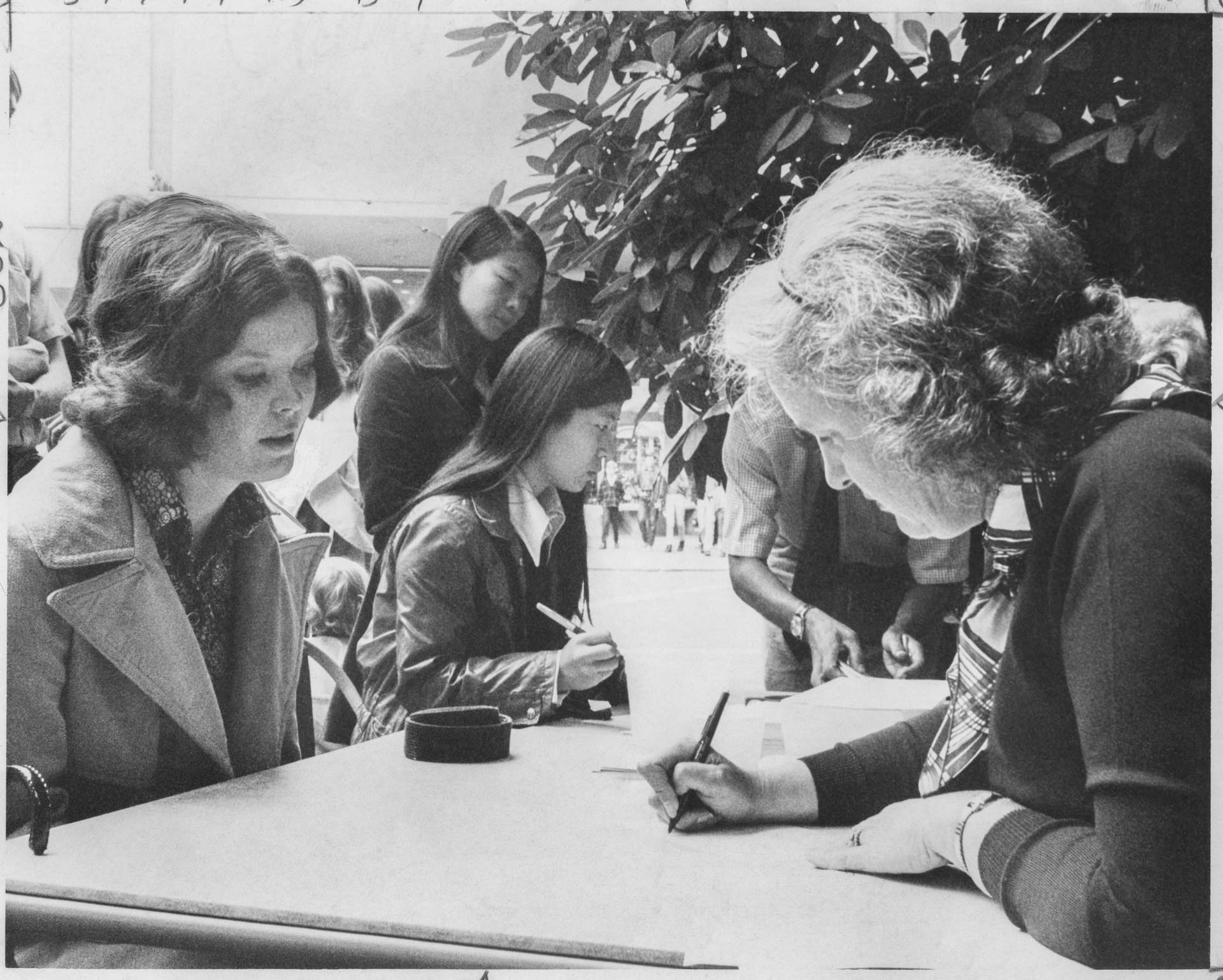 Image of League of Women Voters voter registration booth at Westlake Mall, Seattle, August 21, 1971