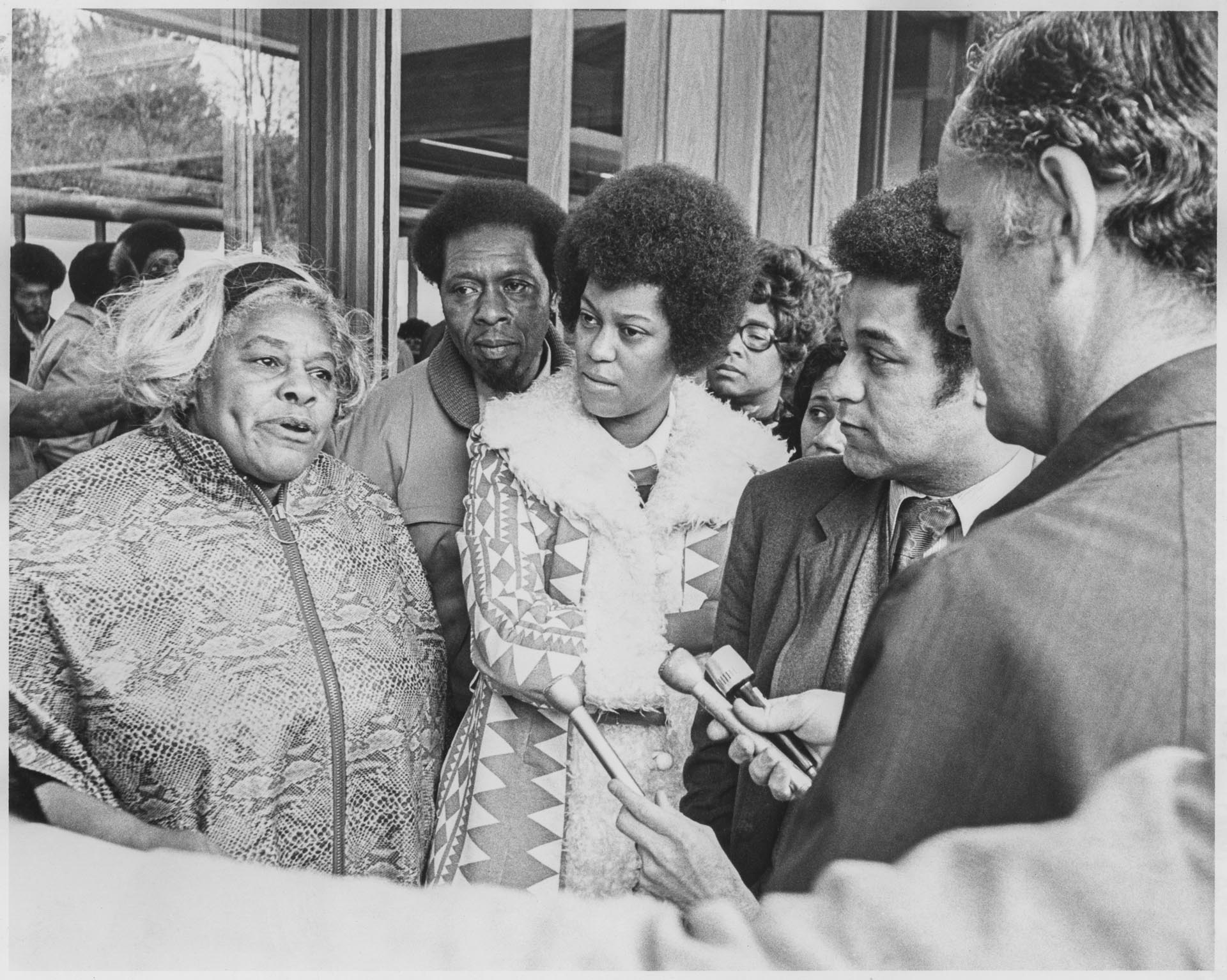 Image of Flo Ware speaking to Governor Dan Evans in front of Liberty Bank, April 7, 1972