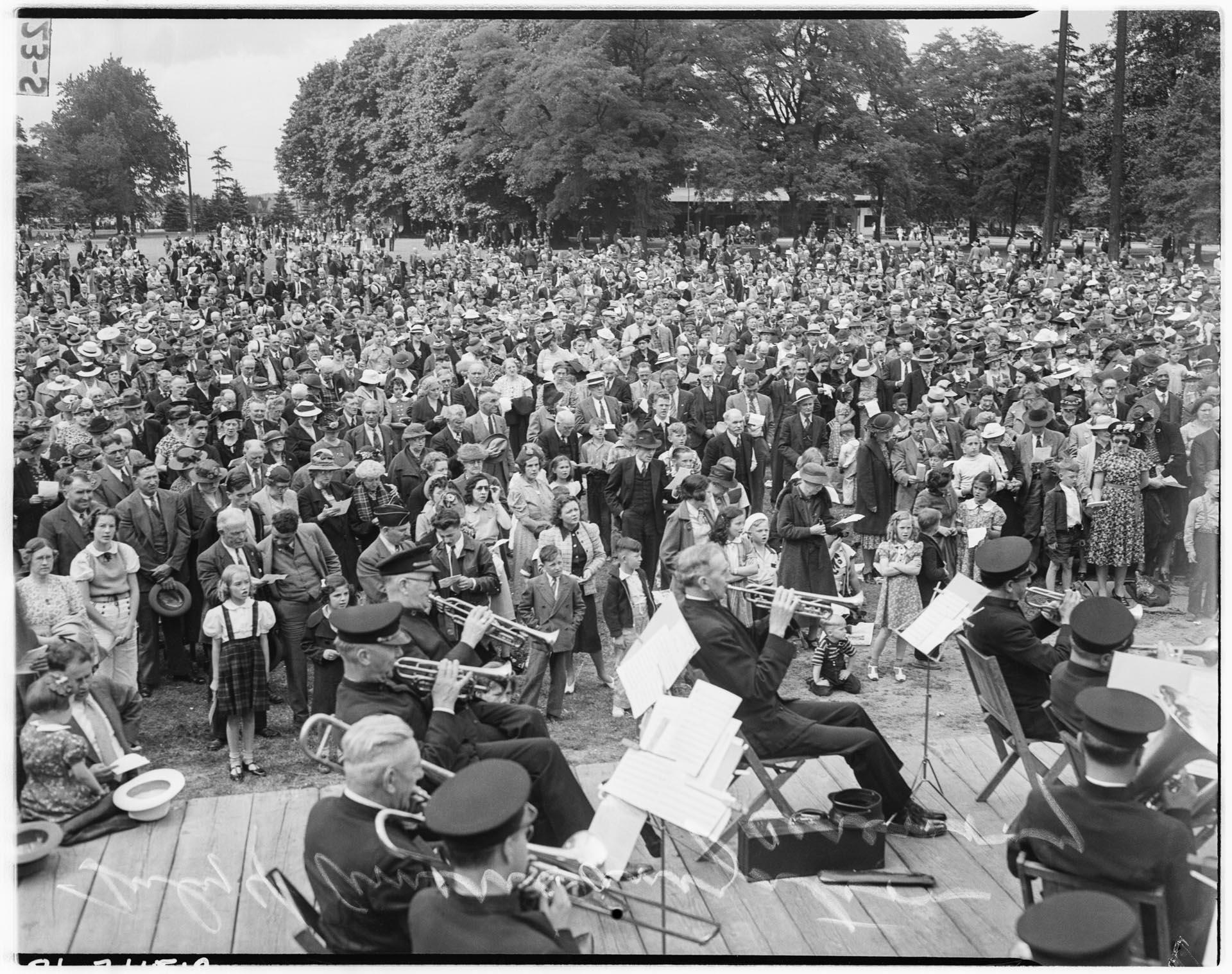 Image of Naturalization ceremony at Woodland Park, Seattle, July 4, 1939