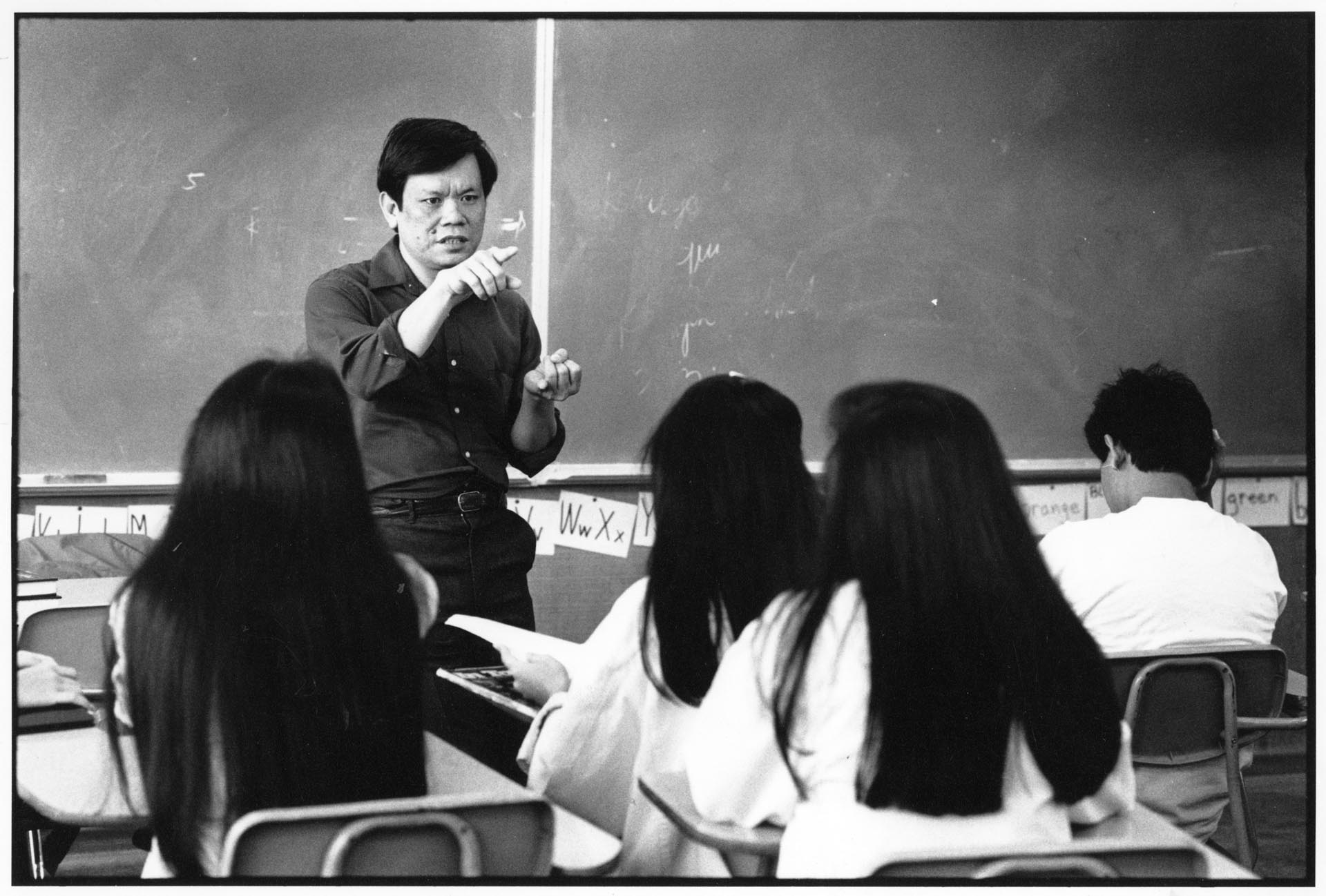 Image of Thuc Vu with students at Evergreen High School, White Center, May 5, 1989