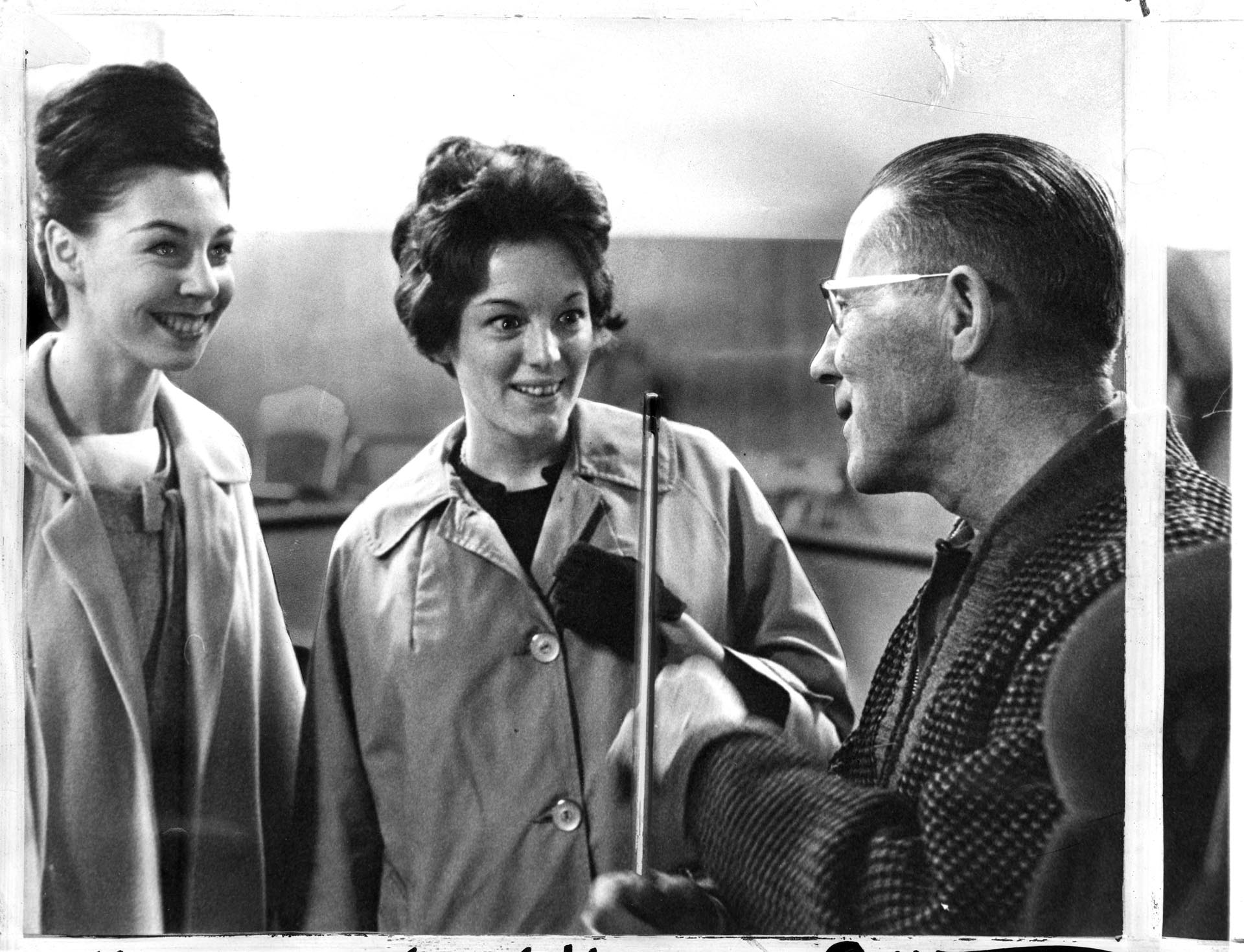Image of Women speaking with Ben Paris billiards room attendant, Seattle, April 3, 1963