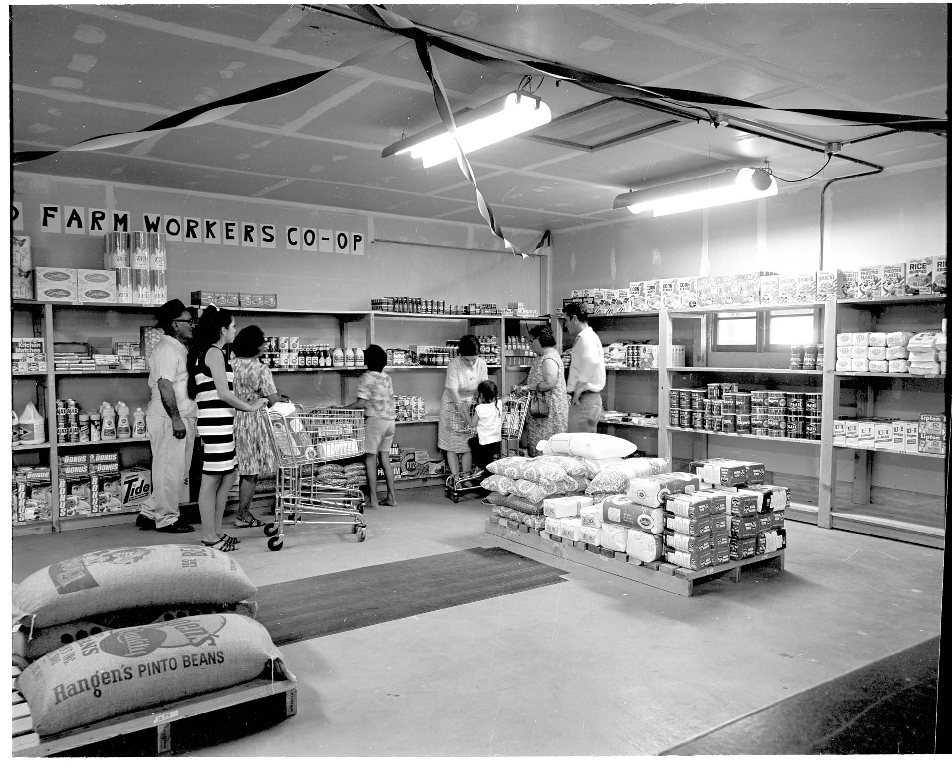 Image of Members shopping at the United Farm Workers Cooperative, Toppenish, Washington, July 1967