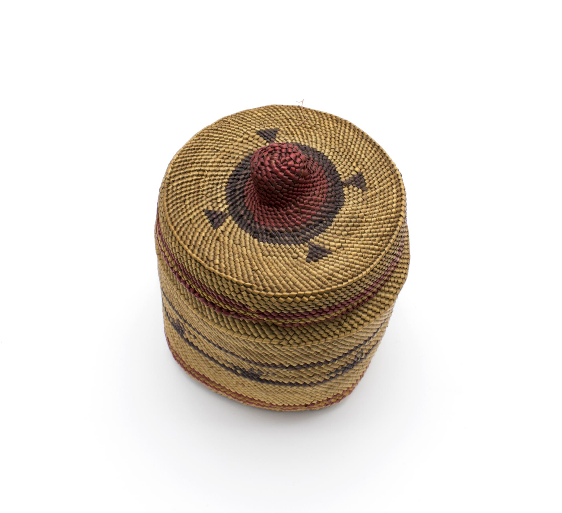 Image of Makah basket with lid, 1900-1940