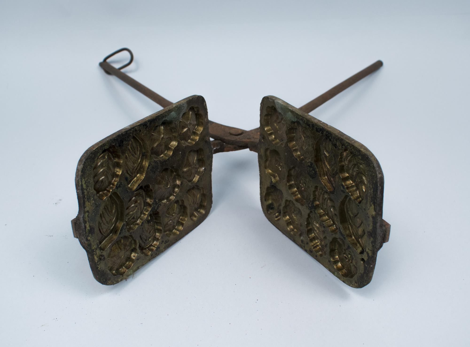 Image of Iron used for shaping senbei, used at the Sagamiya Confectionary Co., ca. 1910