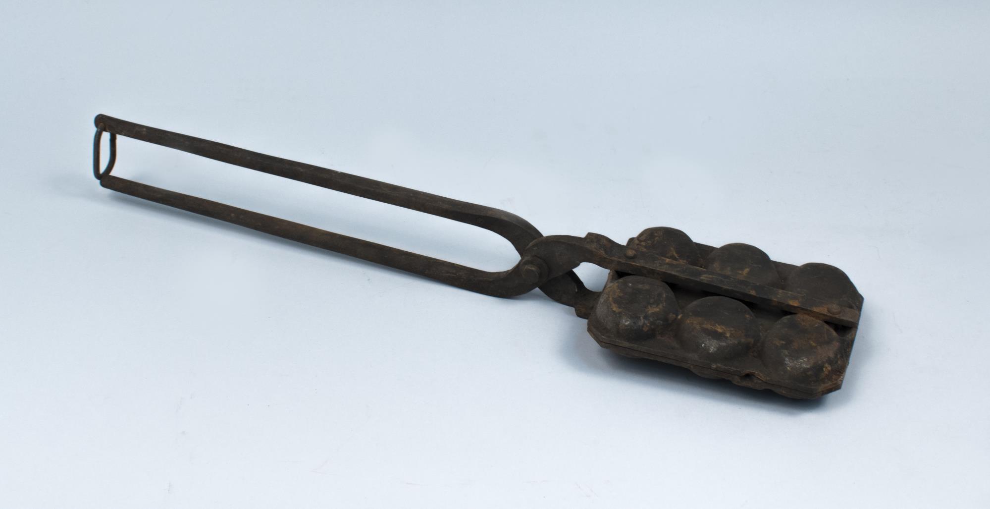 Image of Iron used for shaping senbei, used at the Sagamiya Confectionary Co., ca. 1910