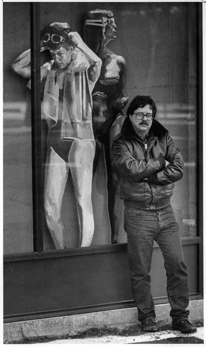 Image of Randy Hayes in front of his mural 