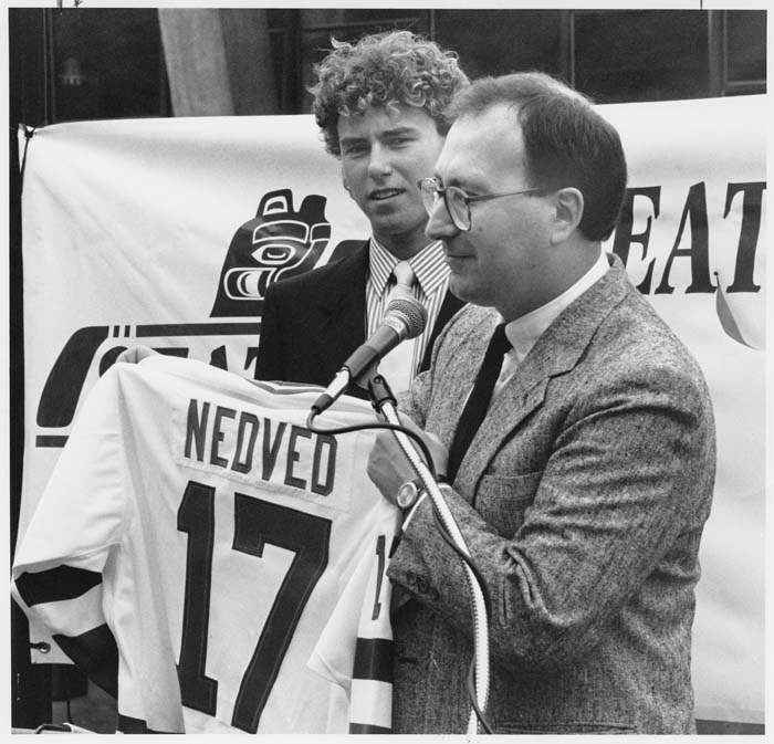 Image of Petr Nedvěd with Russ Farwell after signing with Seattle Thunderbirds, August 2, 1989
