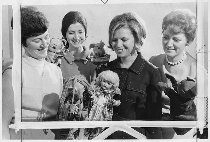 Image of Provisional Junior League members with hand puppets, Seattle, April 1970