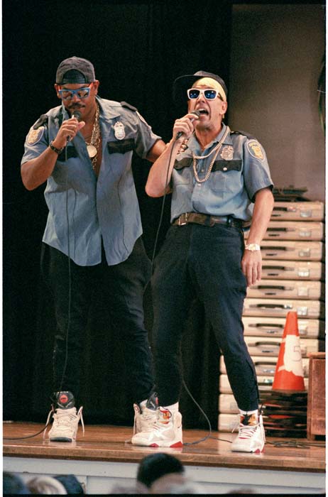 Image of Police officers Alvin Little and John Carlson rapping to students, October 15, 1993