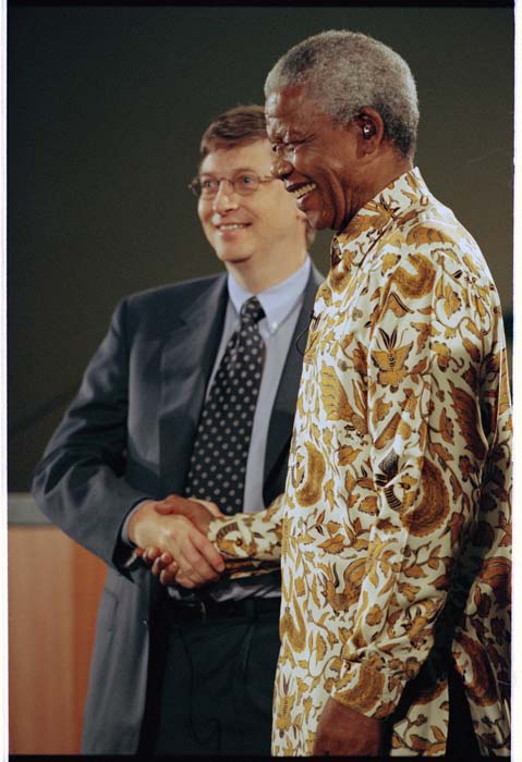 Image of Nelson Mandela and Bill Gates shaking hands at global health forum, Seattle, December 9, 1999