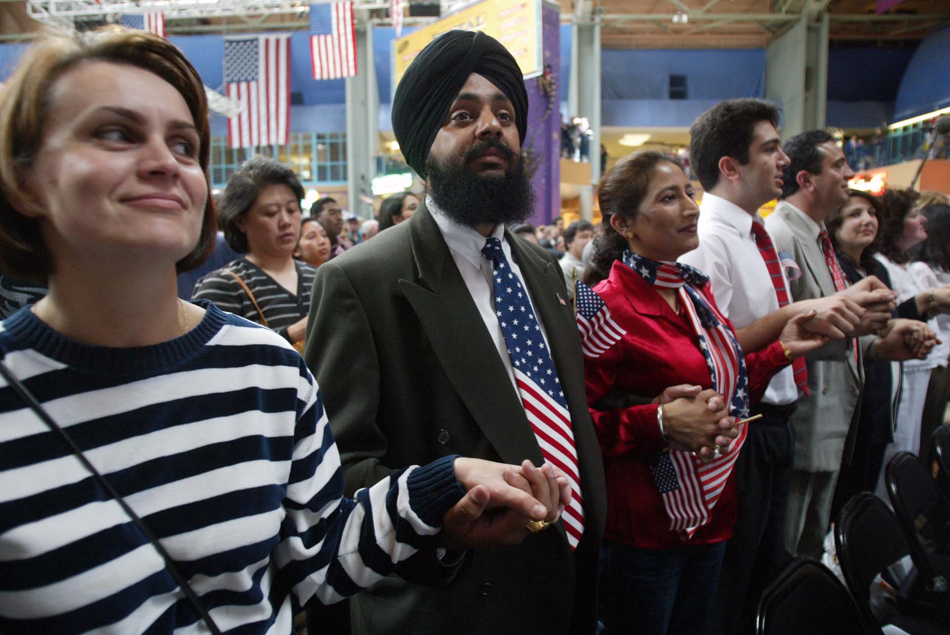 Image of Swearing in of new US citizens at Seattle Center, July 4, 2002