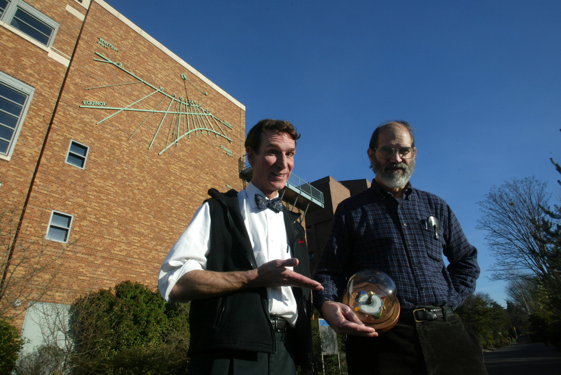 Image of Bill Nye and Woody Sullivan with MarsDial mockup near UW Astronomy building, Seattle, December 22, 2003