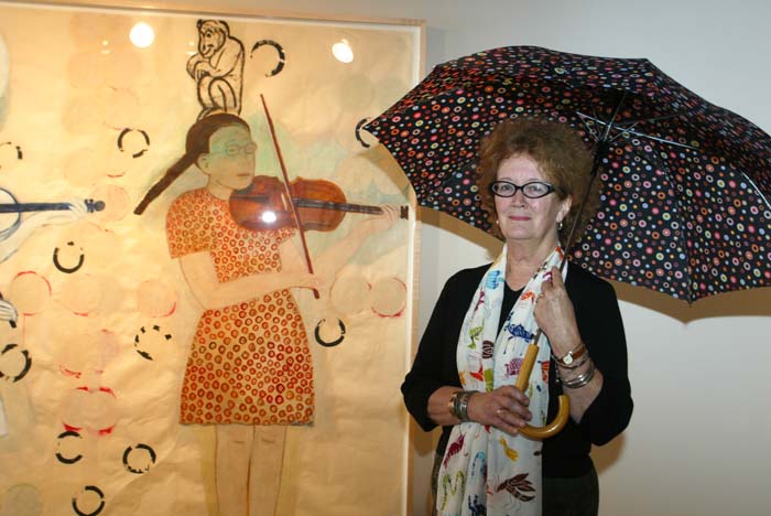 Image of Fay Jones with her painting 