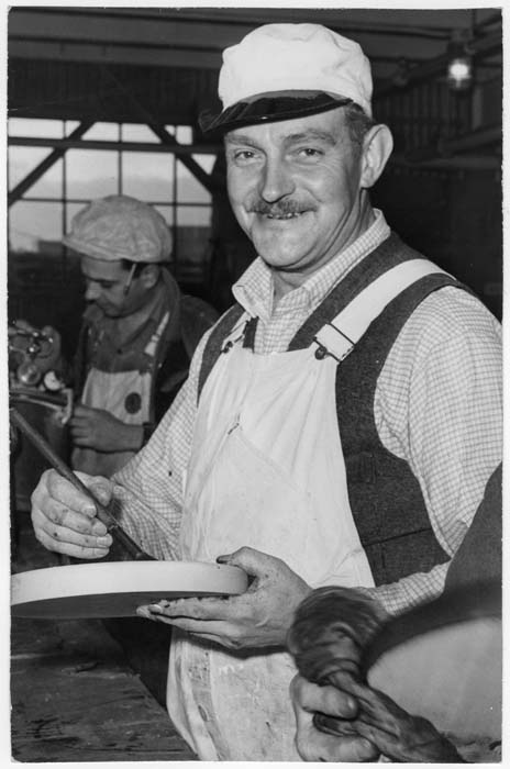 Image of Employee painter, Seattle-Tacoma Shipbuilding Corporation, Seattle Division, circa 1943