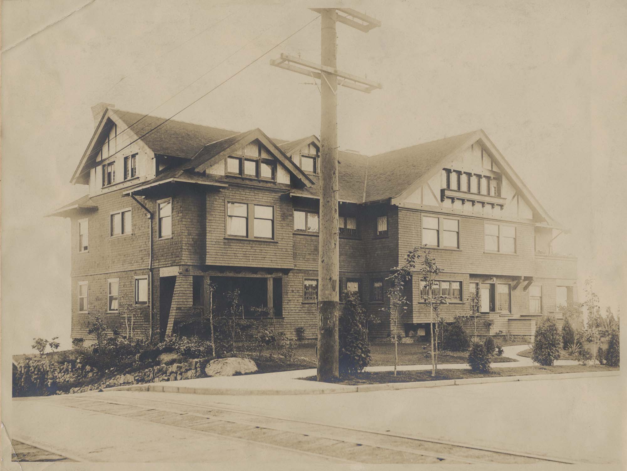Image of Home of Harry Whitney and Olive Treat on West Highland Drive, Seattle, circa 1906