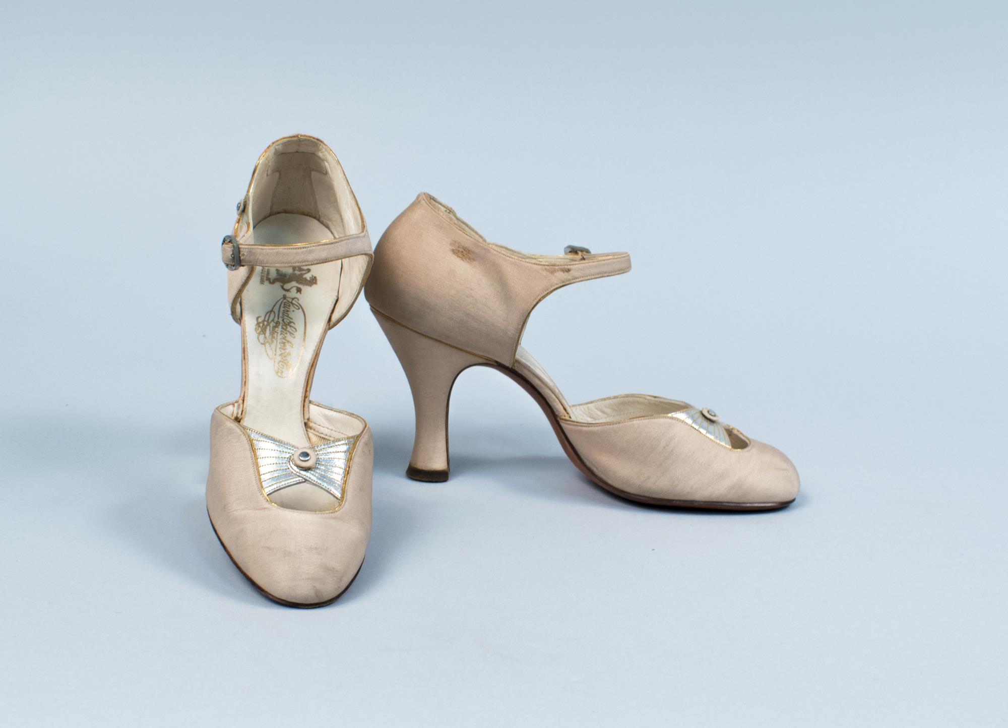 Image of Peach silk heels with ankle strap and silver decoration, ca. 1925-1929