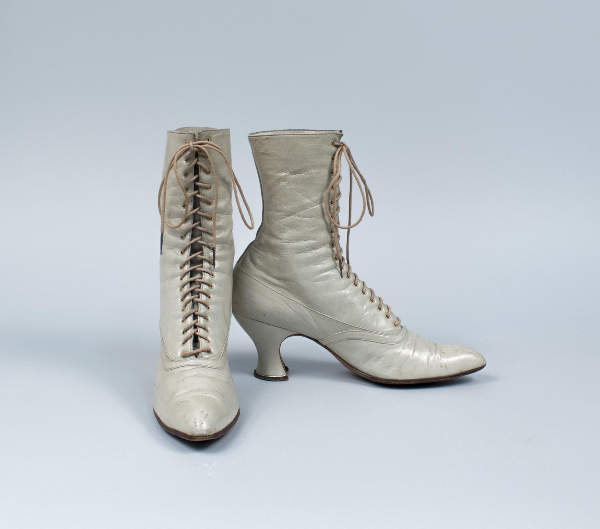 Image of Beige high-laced shoes, ca. 1883