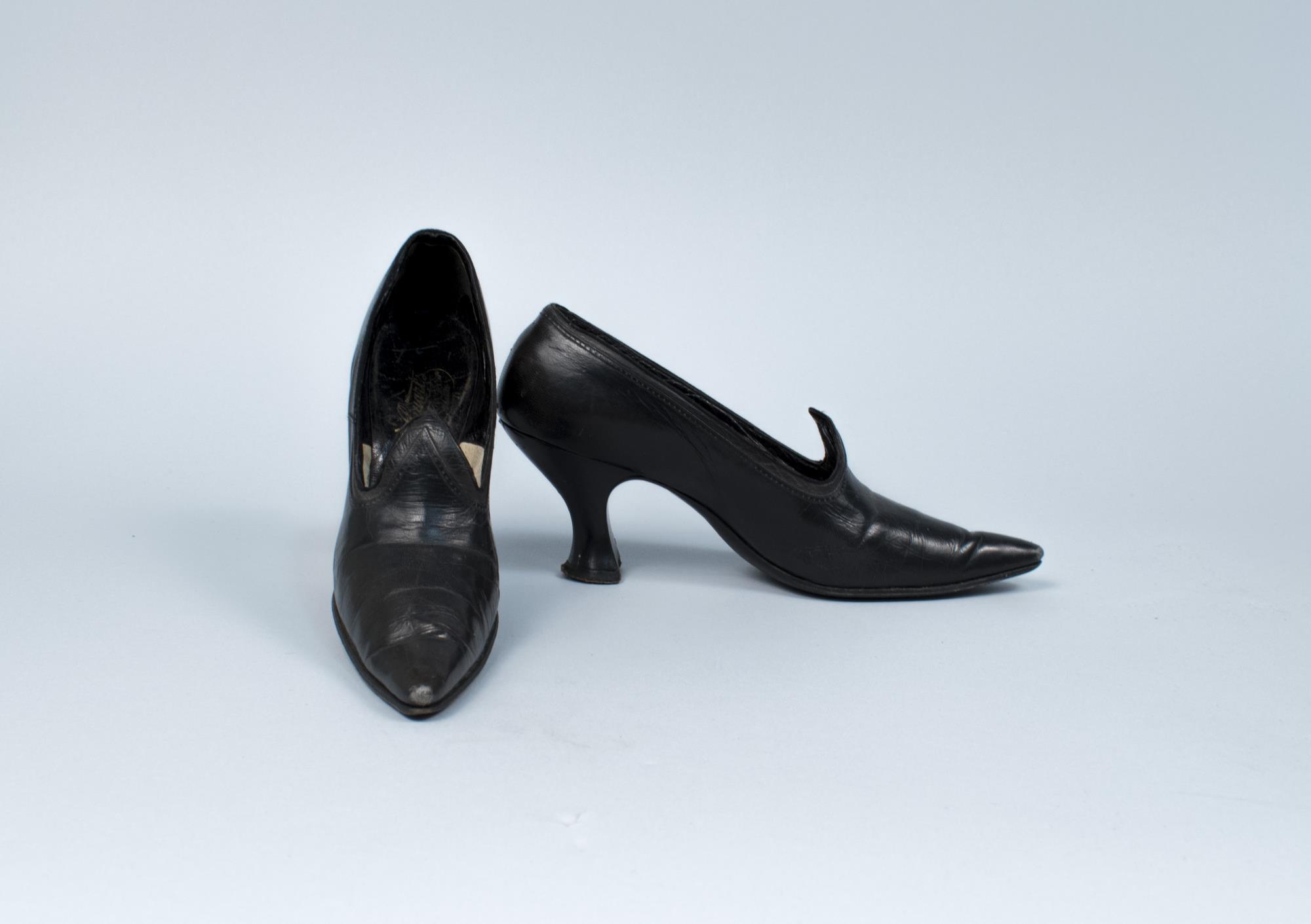 Image of Pair of black leather heels, 1918-1920