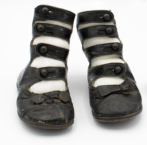 Image of Pair of black leather shoes with four buttons, ca. 1910s