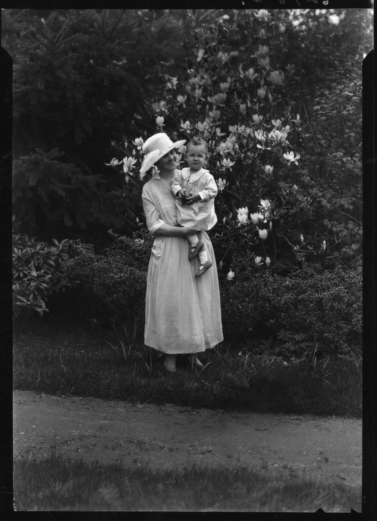 Image of Dorothy Stimson Bullitt and child, Seattle, circa 1925