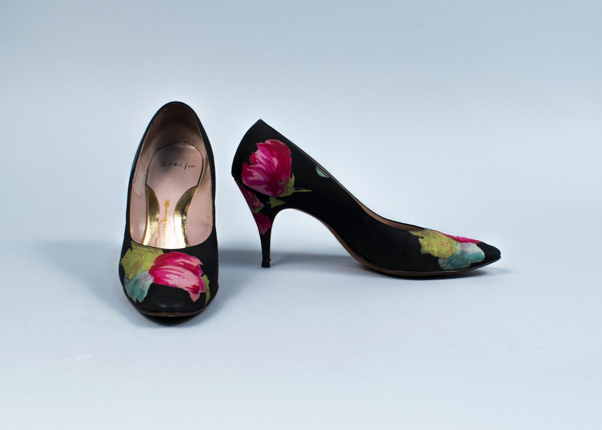 Image of Black pumps with floral print, ca. 1950