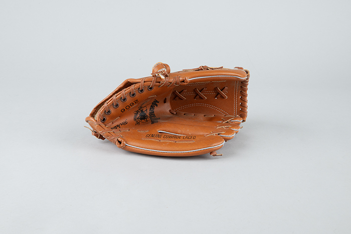 Image of Seattle Mariners 10th anniversary gate prize fielder's glove, 1986