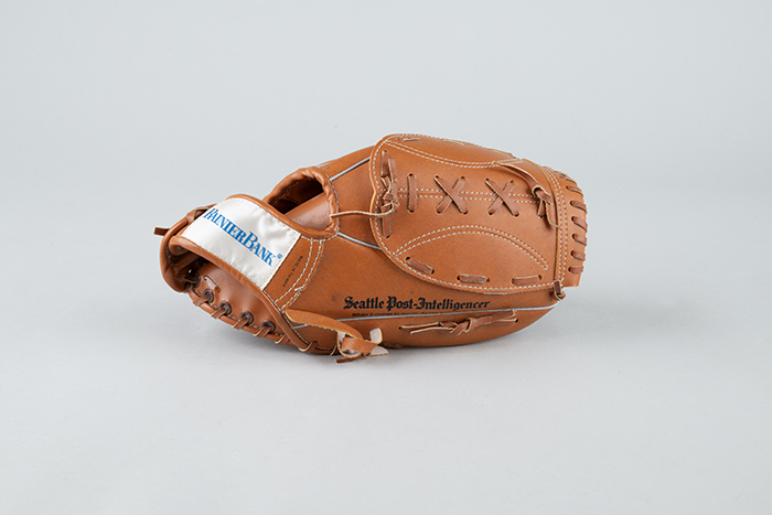 Image of Seattle Mariners 10th anniversary gate prize fielder's glove, 1986