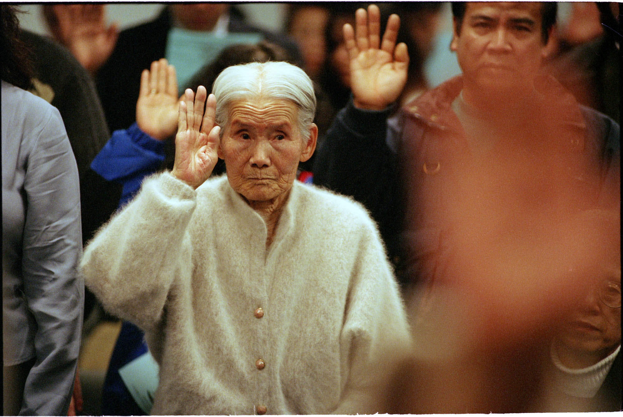 Image of Ssi Yun being sworn in at naturalization ceremony, Seattle, February 12, 1997