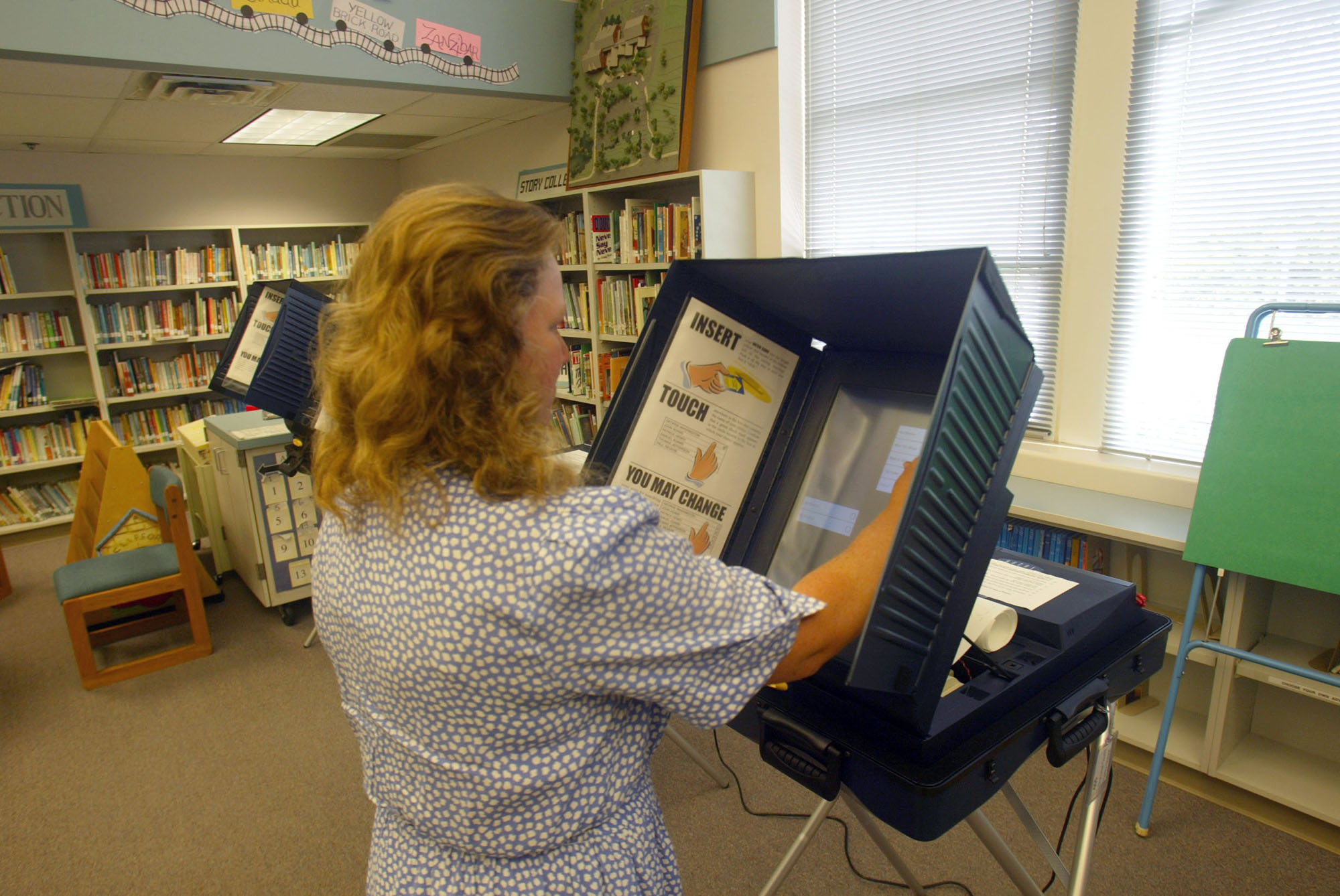 Image of Election voter using touch screen at Martha Lake school, Lynnwood, September 18, 2002