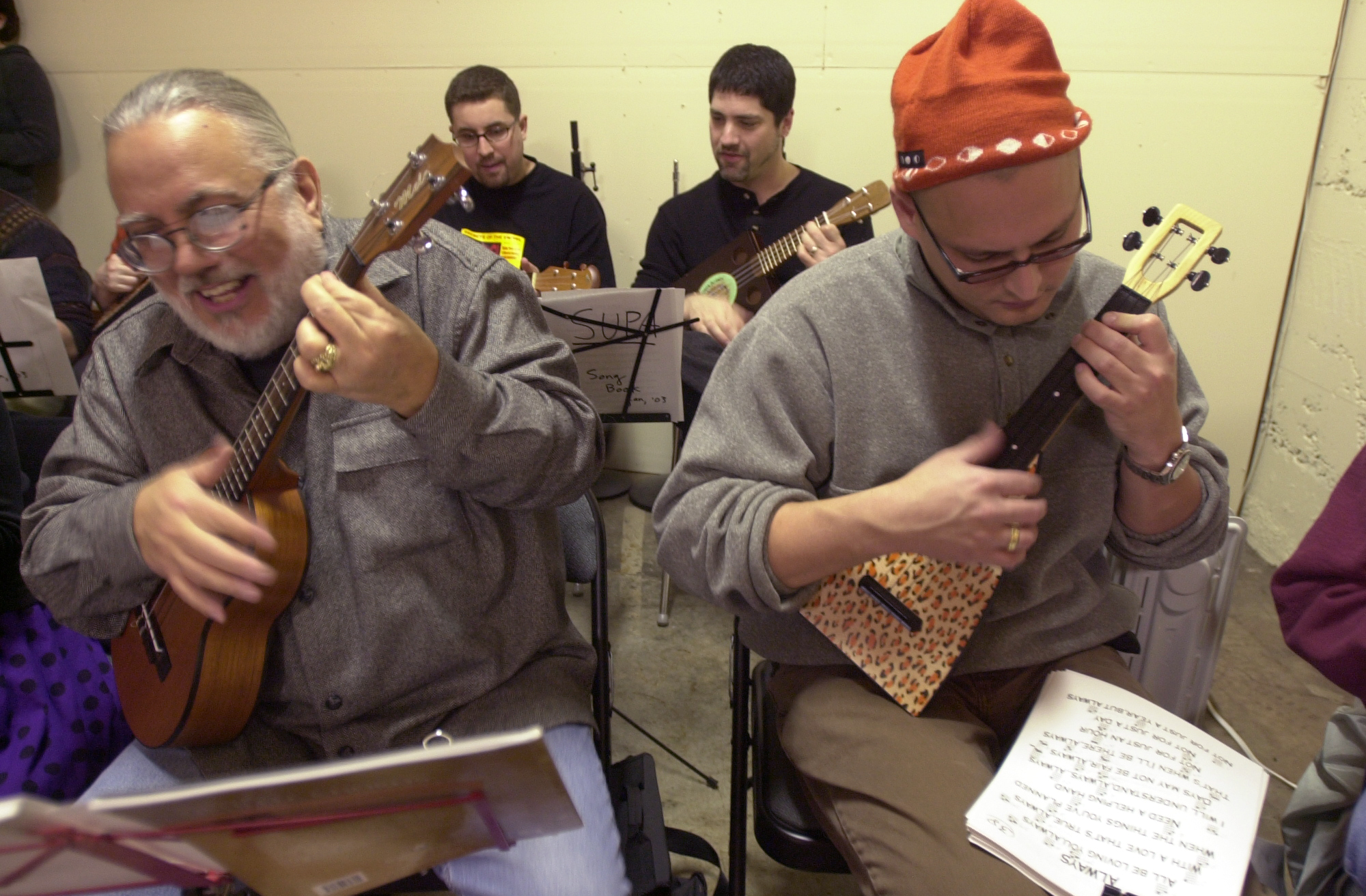 Image of Ukulele players at Dusty Strings, Seattle, January 5, 2003