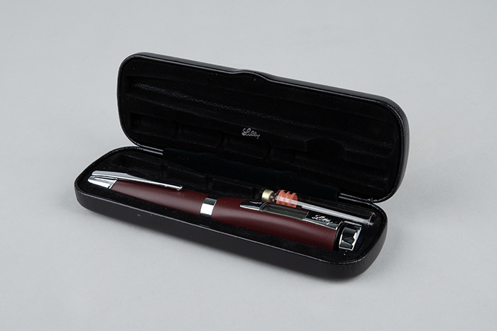 Image of HumaPen Memoir digital insulin pen with case, ca. 2012