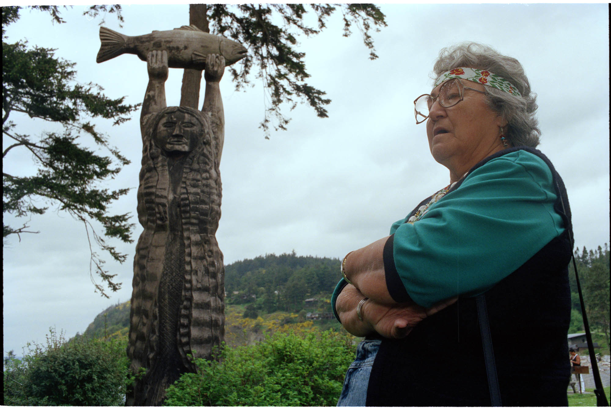 Image of Samish chairwoman Margaret Greene with the Maiden of Deception Pass story pole, April 20, 1992
