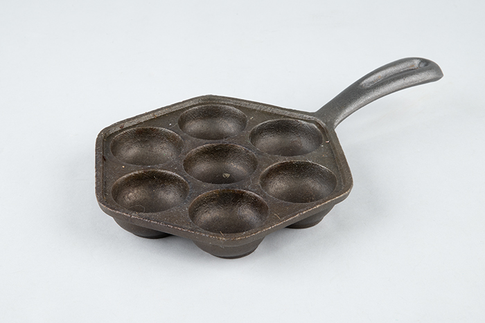 Image of Iron cakeball skillet from Borracchini's Bakery, ca. 1940s