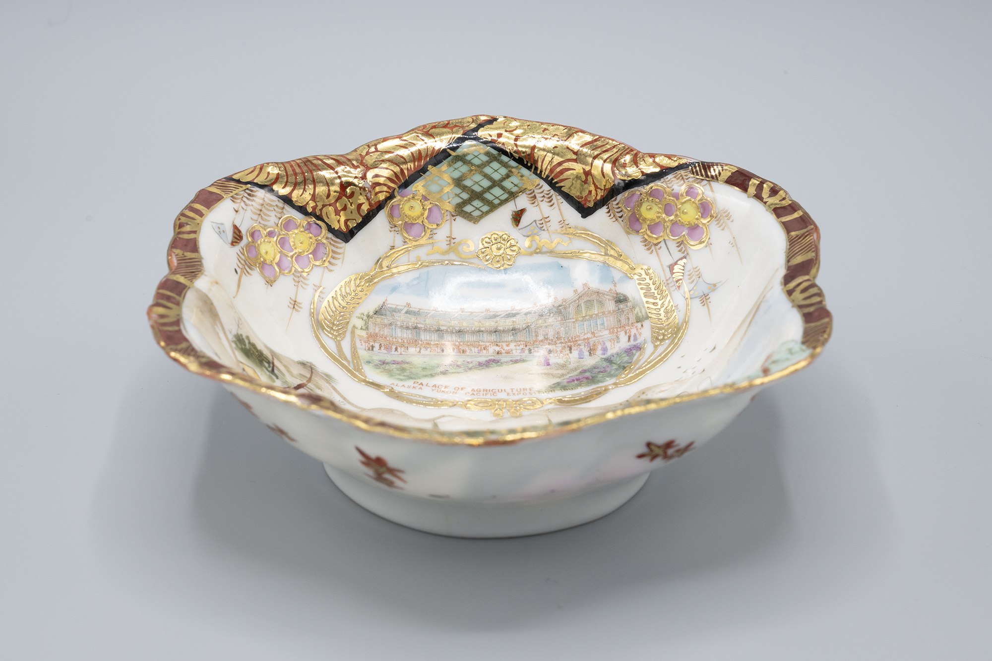 Image of Apple sauce dish featuring the Palace of Agriculture from the AYPE, 1909