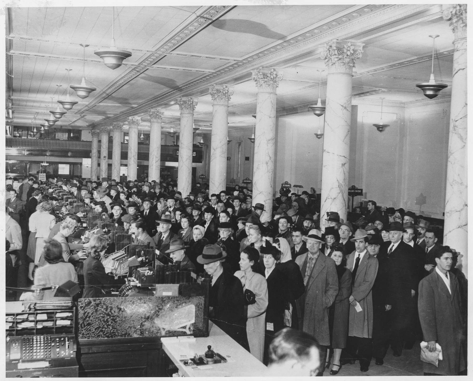Image of Interest payment crowd inside Washington Mutual Savings Bank, January 2, 1948