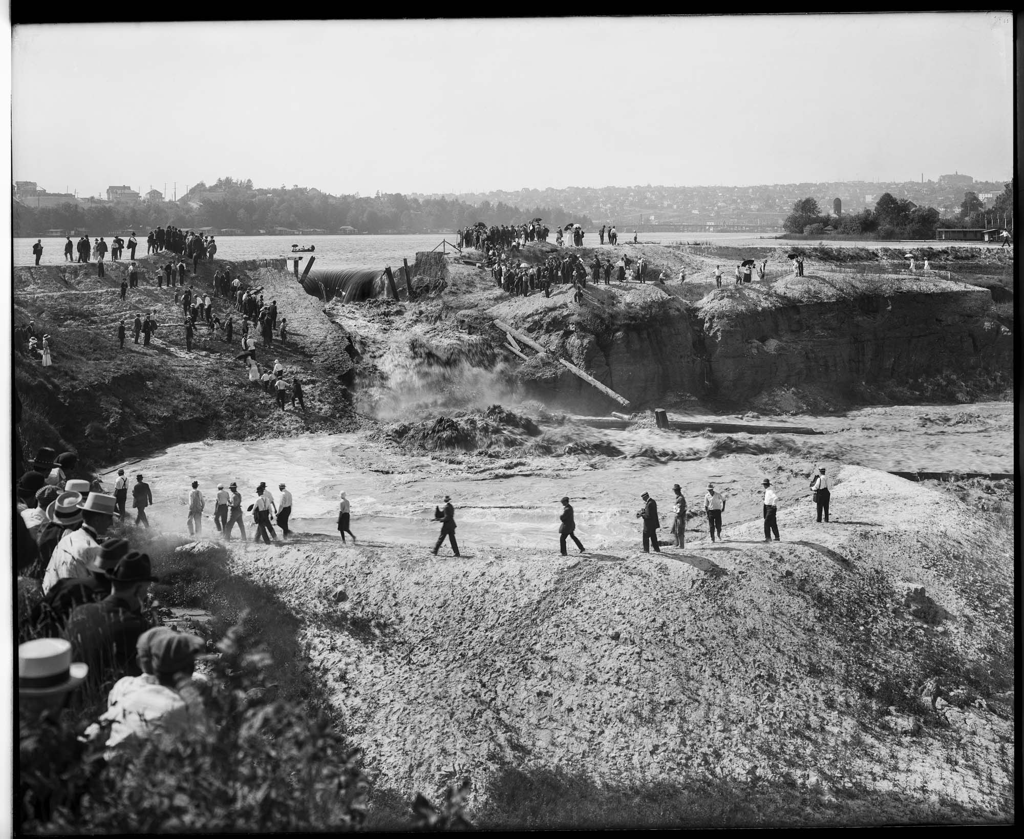 Image of Releasing water from Lake Union into the Montlake Cut, August 26, 1916