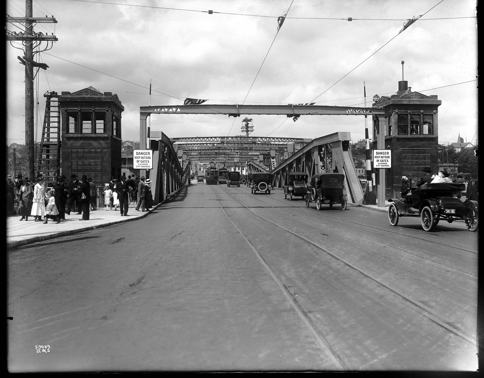 Image of Canal opening, Fremont Bridge, July 4, 1917