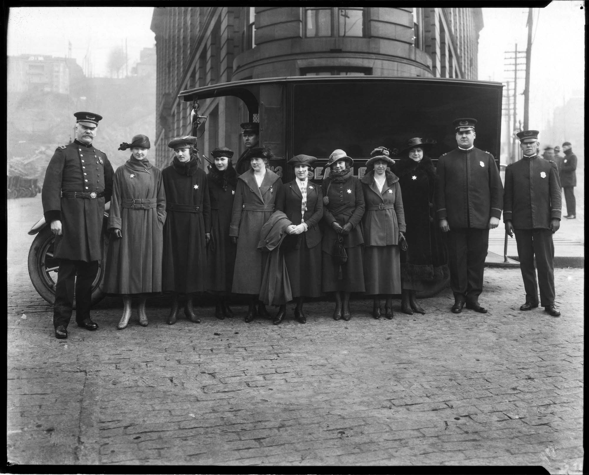 Image of Seattle police women and police van, 1919