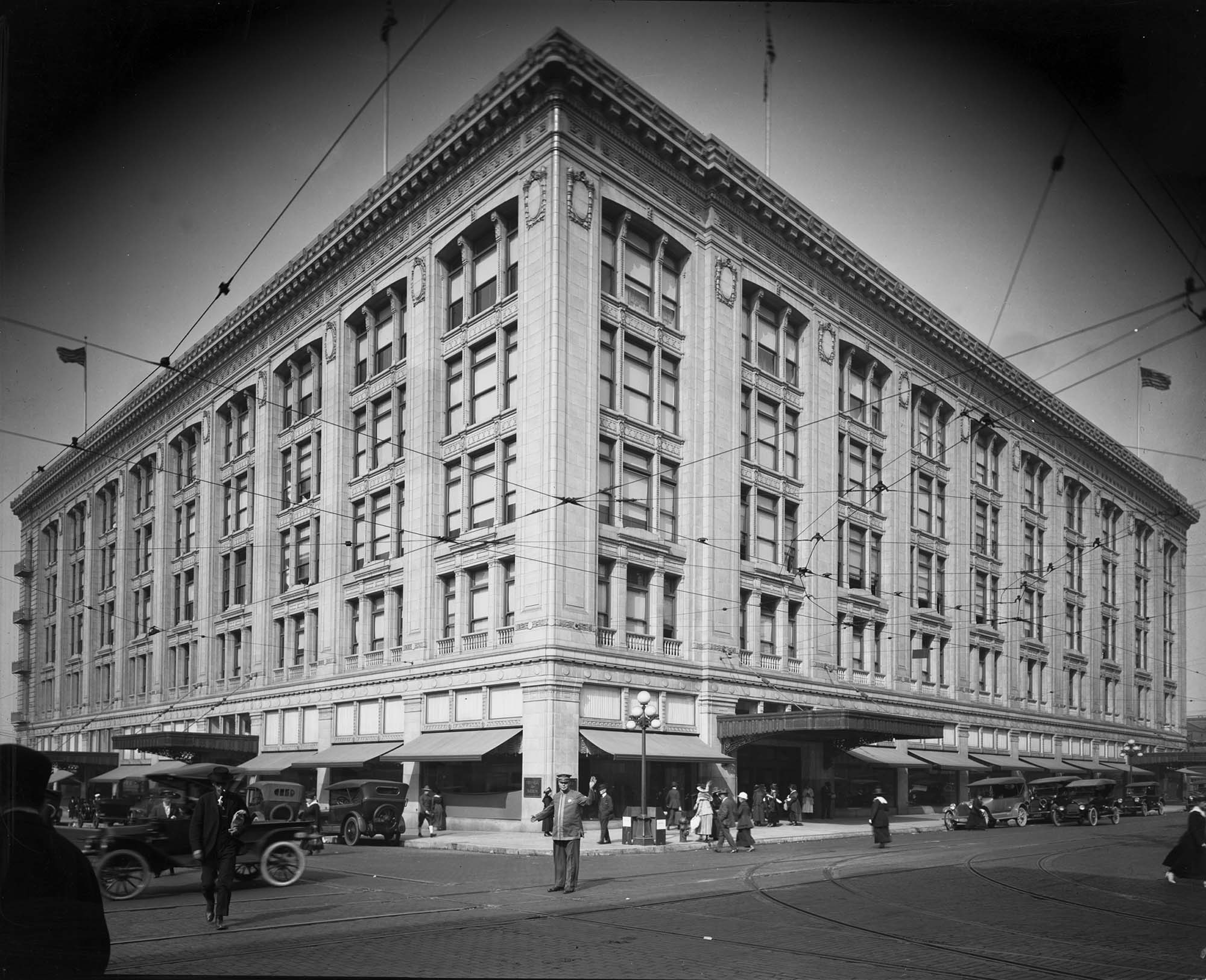 Image of Frederick & Nelson department store exterior, circa 1918
