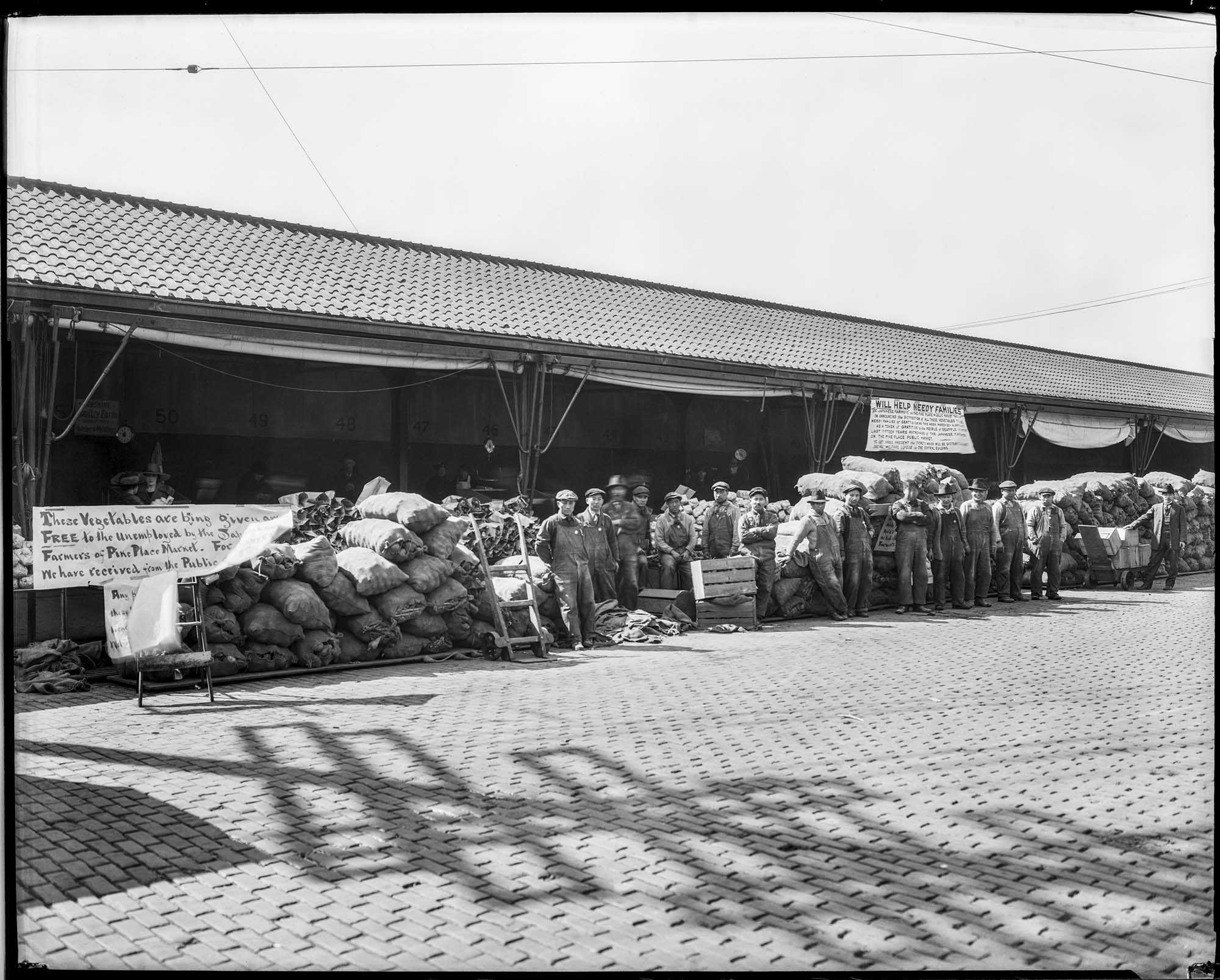 Image of Japanese farmers' food donations to the poor, circa 1922