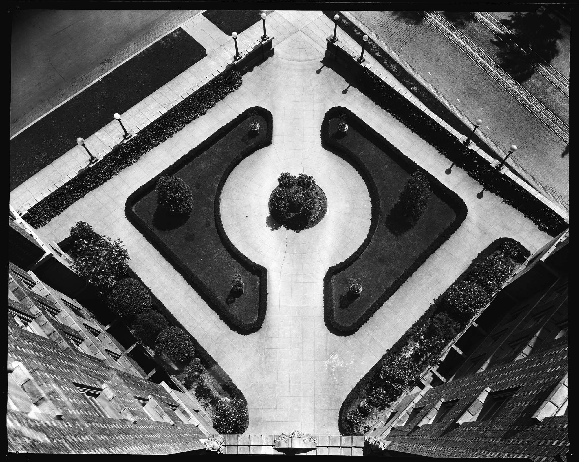 Image of Sorrento Hotel garden, Seattle, circa 1921