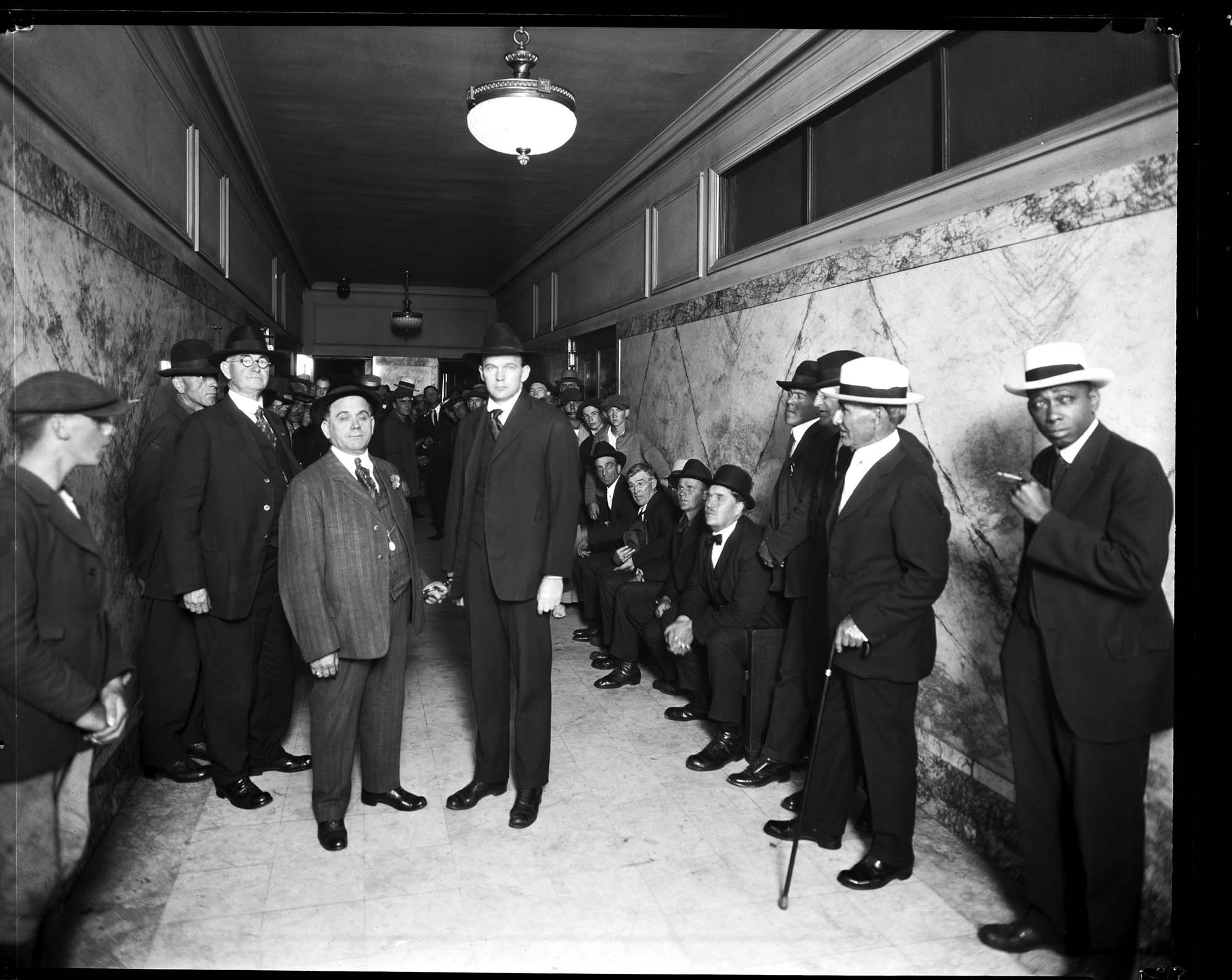 Image of King County Sheriff Matt Starwich with murderer James Mahoney, Seattle, 1921