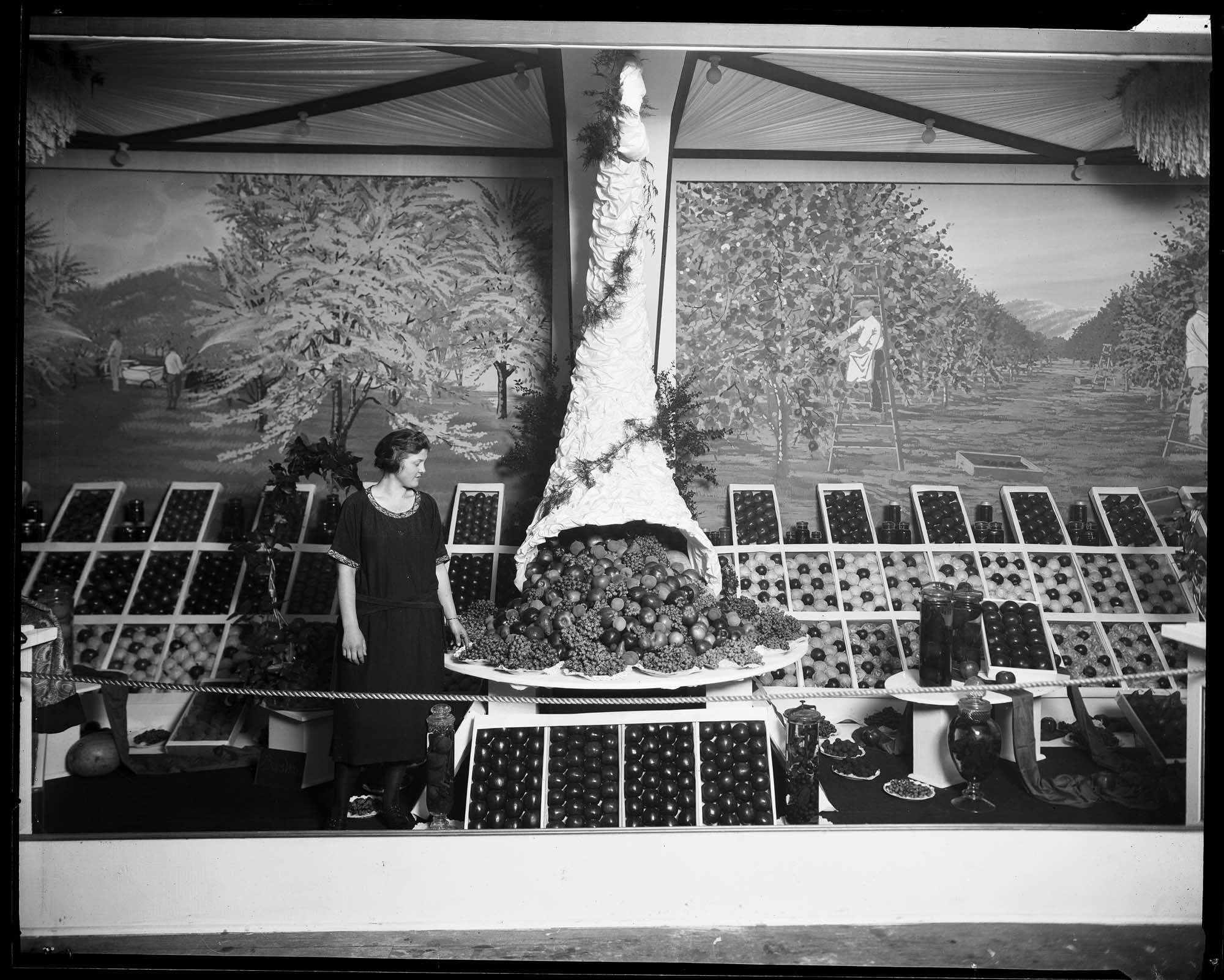 Image of Yakima exhibit at the fruit exposition, November 1921