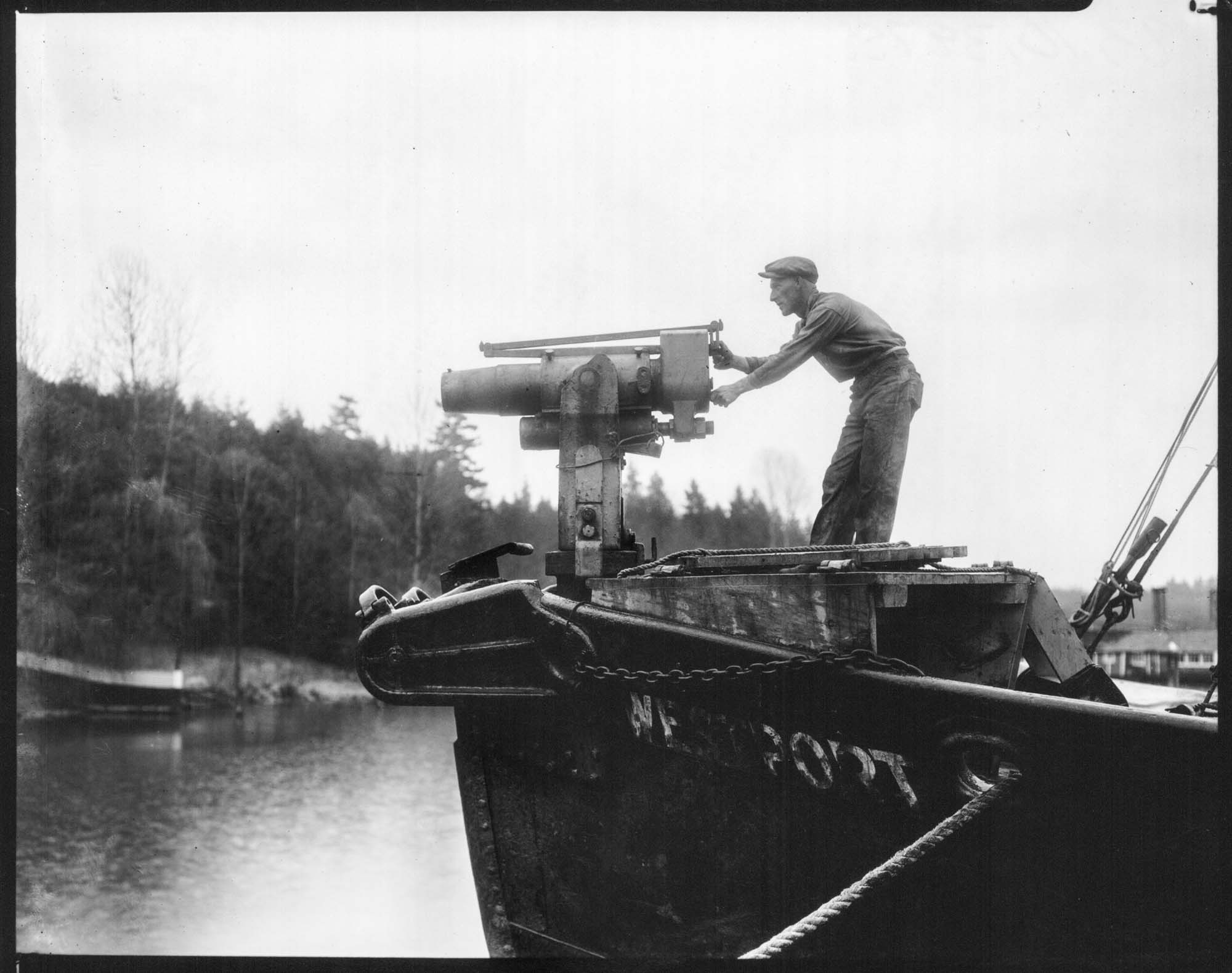Image of Man with harpoon cannon, Bellevue, circa 1925
