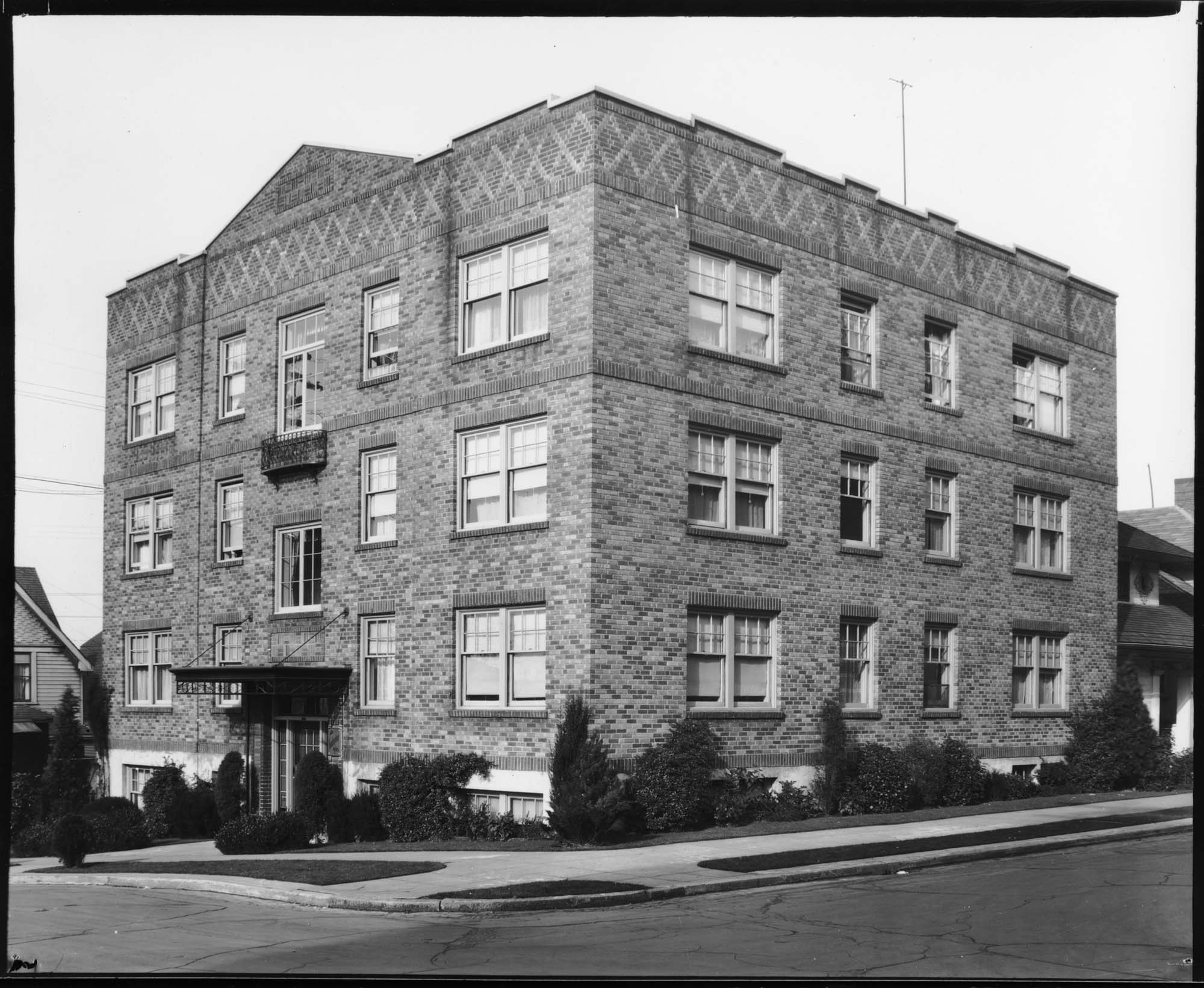 Image of Huntington Apartments, Seattle, November 1, 1931