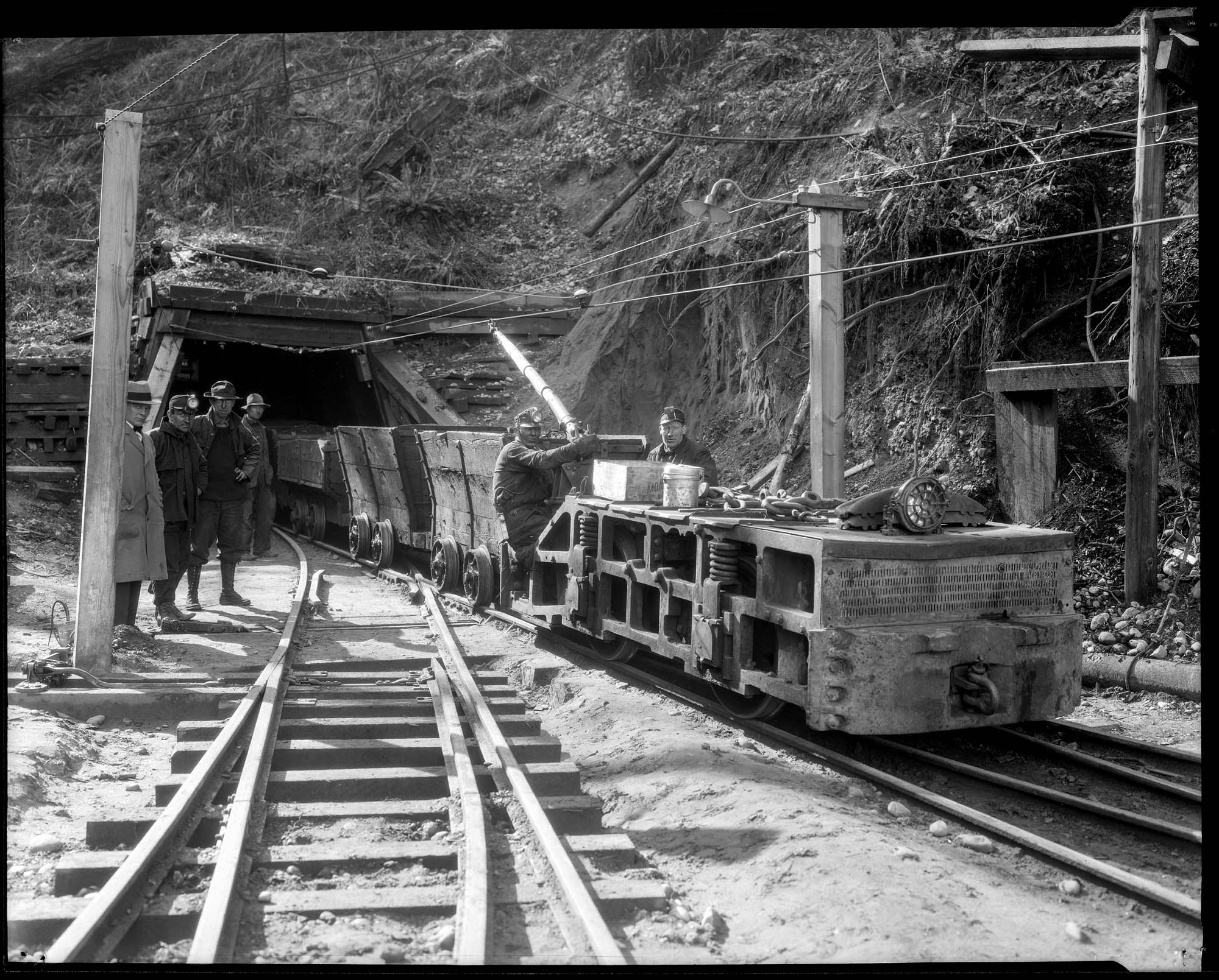 Image of Electric hauling motor at New Black Diamond Mine, circa 1927