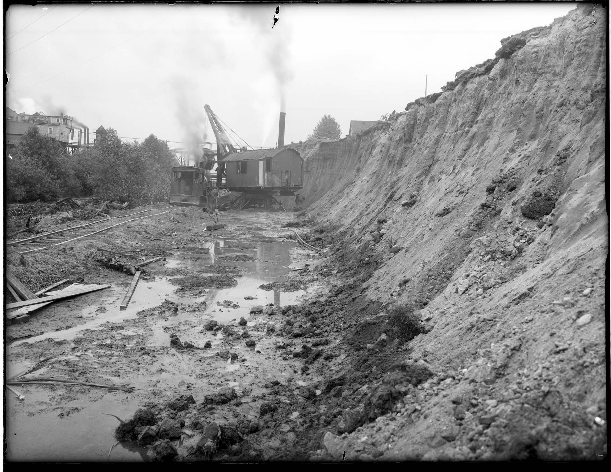 Image of Digging the channel for the Lake Washington Ship Canal, circa 1915