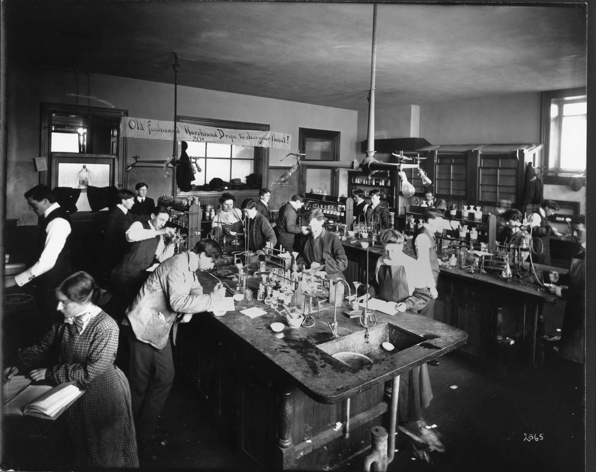 Image of Chemistry class in the basement of Denny Hall, circa 1905